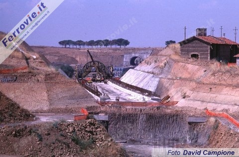 Lunghezza. Lavori di copertura di una galleria artificiale della lunghezza di 227,60 metri; sullo sfondo è invece riconoscibile la galleria naturale Collatina di 150 metri.