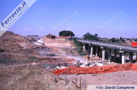 Altra immagine dei cantieri, ripresa dallo stesso punto della precedente. Il viadotto sulla destra appartiene all'autostrada A24 Roma - L'Aquila, che per alcuni chilometri in uscita dalla Capitale costeggia la linea ferroviaria in costruzione.