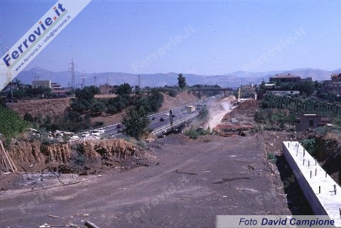 Sempre nei pressi di Lunghezza: immagine di un altro cantiere per l'Alta Velocità, con in primo piano un terrapieno e di seguito i lavori di costruzione del viadotto Montegiardino della lunghezza di 189,60 metri. Sulla sinistra ancora l'autostrada A24 Roma - L'Aquila .