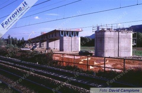 L'estremità nord del viadotto Morolo (431,40 metri) nel punto in cui scavalca la linea Roma - Cassino.