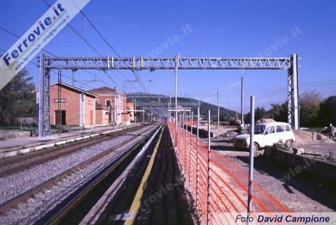 Presso la stazione di Sgurgola (FR) i nuovi binari correranno paralleli alla linea Roma - Cassino; in questo punto sono già in opera dei portali a traliccio destinati a sorreggere la catenaria sui quattro binari. Al momento i portali sono già utilizzati per la linea lenta.