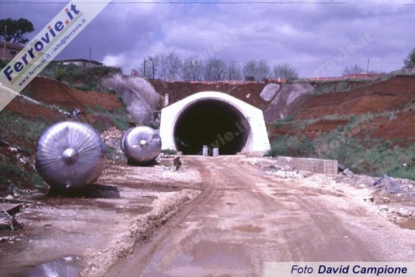 Portale lato sud della galleria naturale Macchia Piana lunga 1.860 m.