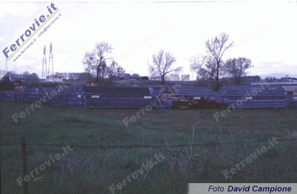 Presso lo stabilimento ABB di Frosinone sono depositati i primi elementi che andranno a costituire i portali a traliccio della catenaria. Una volta messi in opera saranno simili nell'aspetto alla palificazione adottata sulla direttissima Roma - Firenze.