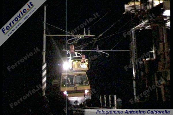 Ore 3:25. Poco oltre la stazione di Villafranca Tirrena in direzione Palermo, dopo aver lavorato per connettere i binari posati in galleria, tocca ora sistemare rapidamente la linea aerea