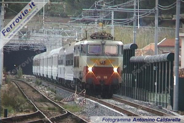 Ore 8:20. Imbocco ovest della Galleria.vPassa il primo treno, un espresso notturno per Palermo, titolare la E.656.006. Si tratta dell'espresso 1925 "Gattopardo" Roma - Palermo