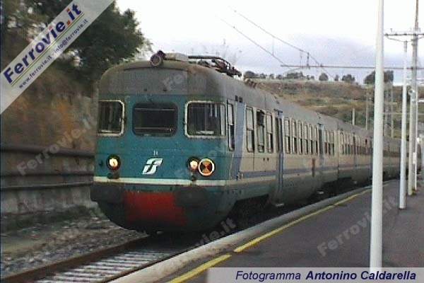 Ore 8.53. Arrivo a Villafranca Tirrena del primo treno verso Messina ad utilizzare la nuova galleria. Si tratta di un complesso di ALe 801/940 (treno 24) in servizio locale (regionale 12810) verso il capoluogo dello Stretto. In testa una elettromotrice senza bagagliaio ALe 940...