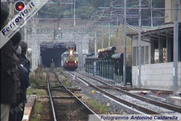 Ore 9.00 Arrivo a Villafranca Tirrena del secondo treno da Messina ad utilizzare la nuova galleria. Si tratta di un IC notturno diretto a Palermo trainato dalla E.656.046. Intercitynotte 793 "Conca d'Oro" Roma - Palermo