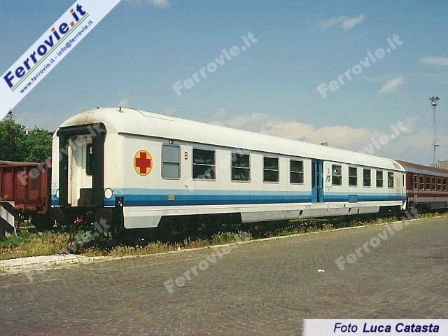 E' costituito da dieci unità il parco di carrozze FS per il trasporto malati. Entrate in servizio a partire dal 1981, queste vetture hanno in comune con le tipo X tradizionali dimensioni ed il profilo della sagoma. In origine dotate di impianto di riscaldamento ad aria soffiata e quindi classificate come BM 51 83 80-000 / 009, nel 1993-1994 sono state sottoposte a ristrutturazione con applicazione di impianto di climatizzazione ed altri interventi migliorativi, adottando la nuova marcatura BM 51 83 89-70 000 / 009. La livrea originaria prevedeva cassa in bianco ghiaccio con tre fasce azzurre di diversa tonalità; presso una estremità della carrozza (quella priva di porta d'accesso) a metà altezza si trovava la croce rossa racchiusa in un sottile cerchio nero e sfondo giallo. Nella foto la vettura BM 51 83 89-70 005-6 a Milano Porta Romana.
