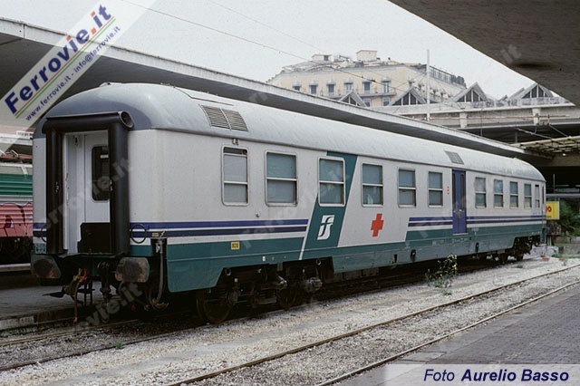 Nell'immagine la carrozza BM 51 83 89-70 001-5 a Napoli Centrale già nella nuova coloritura XMPR: grigio chiaro con due fasce azzurre in diversa tonalità, base della cassa e carenature in verde come la fascia diagonale che ingloba il logo FS. La croce rossa, adesso stilizzata diagonalmente, trova posto a 3/4 della fiancata in uno spazio ricavato in luogo delle tre fasce azzurre e verde.