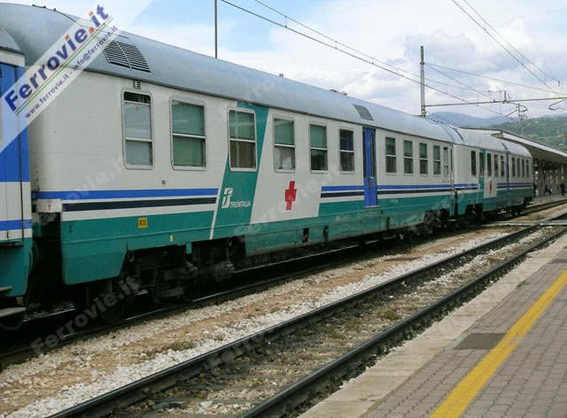 Due carrozze per trasporto malati chiudono la composizione di un treno speciale per Lourdes, in partenza da Terni. La prima vettura presenta finestrini apribili, mentre la seconda è stata trasformata con finestrini fissi.