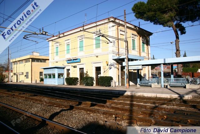 Il Fabbricato Viaggiatori di Pomezia - S.Palomba, al km 23+950 da Roma Termini.