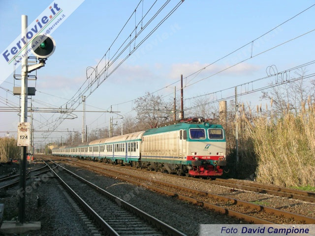Un treno diretto per Napoli proveniente da Roma, transita in velocità nella stazione di Pomezia. Il deviatoio visibile sulla sinistra consente l'uscita dal binario di precedenza, lungo 483 m.