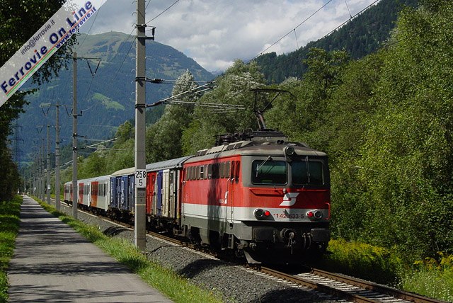 In alcuni tratti della ciclabile si pedala letteralmente a due passi dalla ferrovia, come in questo caso tra Nikolsdorf e Lienz, con il Regionale 4622 Spittal-Millstättersee - Lienz che vede in spinta la 1142.633. In composizione al treno gli immancabili carri per trasporto bici.