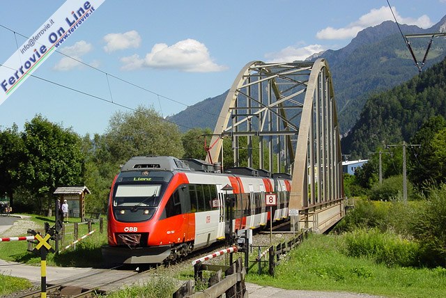 Prima dell'impegnativa salita per raggiungere in bici il Gailbergsattel, merita senz'altro una sosta il bel ponte in ferro posto poco prima della stazione di Oberdrauburg. E' in transito il Regionale 4610 Villach - Lienz, effettuato da un Talent del gruppo 4024.