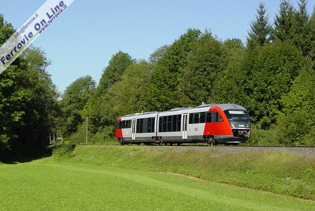 Lungo la valle del Gail si snoda una tranquilla ferrovia a binario unico non elettrificata che ha termine a Kötschach-Mauthen. La linea ha origine ad Arnoldstein, sulla direttrice Venezia - Vienna. Da qualche tempo vi prestano servizio anche moderni convogli Diesel del gruppo 5022, come quello nell'immagine, impegnato in servizio Regionale con il treno 4810 Kötschach-Mauthen - Villach HBF, immerso nel verde paesaggio tra St. Daniel e Dellach im Gailtal.