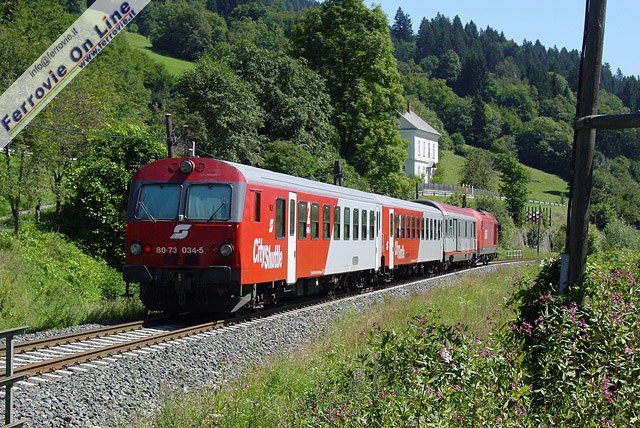 Un convoglio navetta, con in testa una Hercules 2016 e in composizione un bagagliaio per trasporto bici, effettua il Regionale 4812 Kötschach-Mauthen - Villach HBF, qui nei pressi di Watschig.