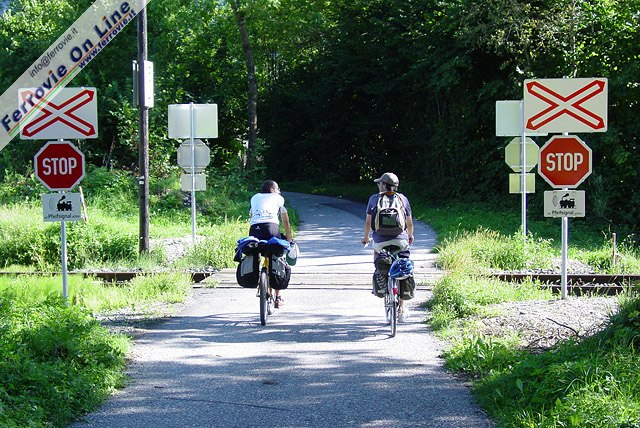 Passaggio a livello tra St. Stefan-Vorderberg e Emmersdorf im Gailtal. Dopo aver controllato che non sia in arrivo alcun treno, si prosegue il viaggio verso Nötsch.