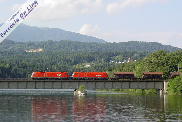 Senza muoversi di un passo dalla ciclabile, sono possibili ottime inquadrature sui ponti in ferro della linea Villach - Klagenfurt che scavalcano una breve diramazione della Drava. In transito una doppia di Taurus ormai giunte a Villach con un pesante merci.