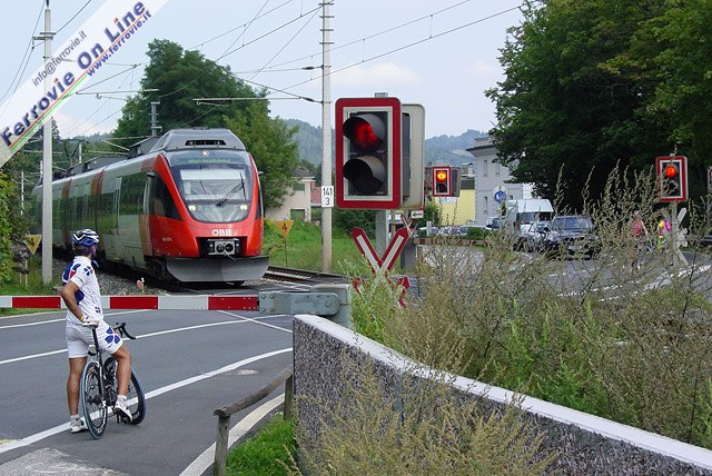 Il Regionale 1709 Mürzzuschlag - Villach HBF ripreso in corrispondenza di un passaggio a livello tra Pörtschach am Wörthersee e Velden am Wörthersee.