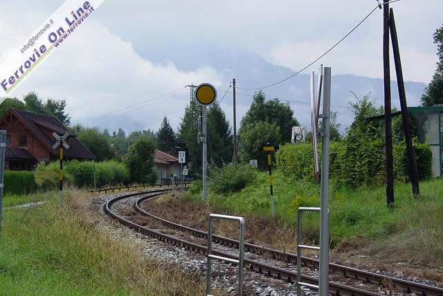 Da Viktring a Feistritz si costeggia in alcuni tratti la ferrovia Klagenfurt - Rosenbach, che in quest'ultima località si innesta nella linea, proveniente da Villach, che raggiunge Jesenice (SLO) attraverso il tunnel delle Caravanche. Si tratta di un museo a cielo aperto, con segnali ancora comandati a fune e che prevede da orario la circolazione di soli tre treni viaggiatori nei giorni feriali, escluso il periodo estivo. Nell'immagine un segnale di avviso a disco girevole tra Viktring e Maria Rain.