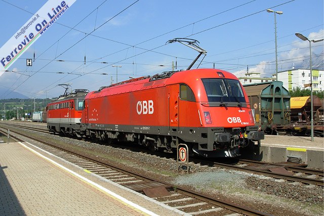 Una 1216 e una 1142, dopo aver trainato un convoglio merci fino a Tarvisio Boscoverde, rientrano isolate a Villach. Qui sono riprese in transito ad Arnoldstein.