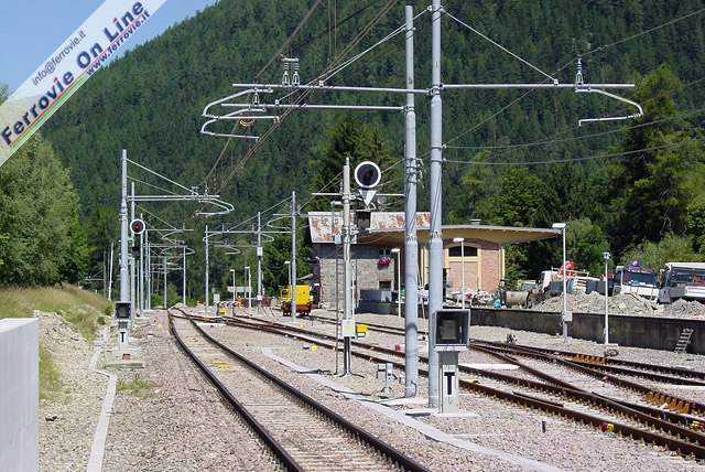 La radice lato Brunico della nuova stazione di Valdaora-Anterselva. Sullo sfondo si riconoscono il vecchio fabbricato viaggiatori e il magazzino merci. Curiosamente i segnali di partenza dal primo binario presentano la tabella di limitazione di velocità a 30 km/h nonostante i deviatoi siano percorribili a 60 km/h.