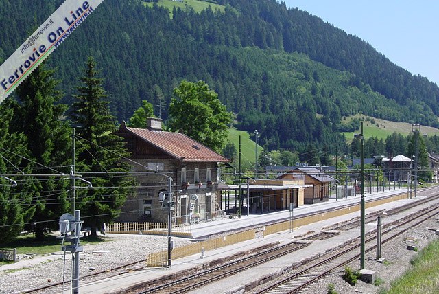 Vista panoramica della stazione di Monguelfo-Valle di Casies. I lavori, iniziati l'11 maggio, saranno completati nel corso del 2010 e attualmente riguardano la costruzione dei nuovi marciapiedi e la predisposizione per il sottopassaggio.