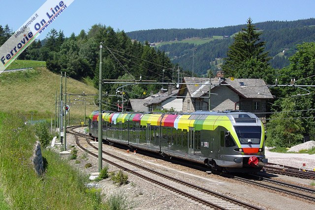 Il Regionale 23823 Fortezza - San Candido si appresta a svolgere servizio viaggiatori nella stazione di Monguelfo-Valle di Casies, sfruttando provvisoriamente uno dei vecchi marciapiedi in terra battuta. Entro il 2010 saranno completati i marciapiedi, con relativo sottopassaggio, e installati i nuovi deviatoi percorribili a 60 km/h sul ramo deviato.