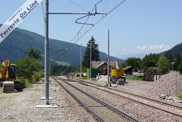 Decisamente avanzati i lavori nella fermata di Villabassa che sta per essere ritrasformata in stazione. Sono stati completati marciapiedi, pensiline e sottopassaggio ed è già stato posato il nuovo binario 1 con i relativi deviatoi di collegamento con il binario di corretto tracciato. Rimangono da installare la linea aerea sul primo binario, il segnalamento e l'apparato centrale telecomandabile che controllerà l'impianto.