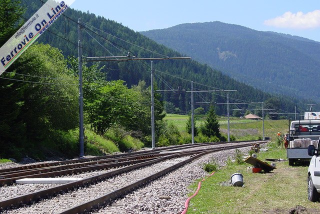 La coppia di deviatoi da 60 km/h che immette sul nuovo primo binario lato Dobbiaco. Dato che l'impianto di Villabassa è ancora classificato come fermata, i due deviatoi sul corretto tracciato sono formalmente deviatoi in linea protetti dai segnali di partenza di Monguelfo e Dobbiaco.