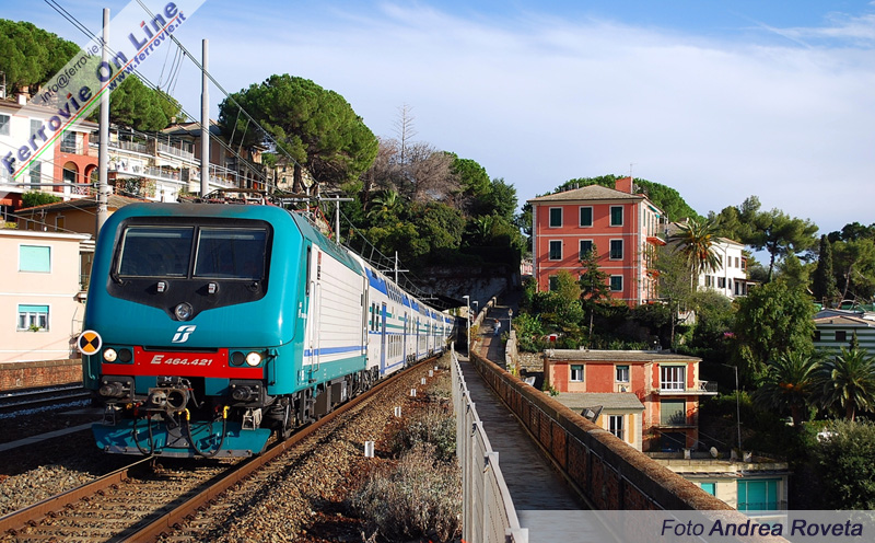 Il nostro viaggio in Italia attraverso le E.464 comincia dalla Liguria. Qui la E.464.421 in transito presso Zoagli in una giornata autunnale.