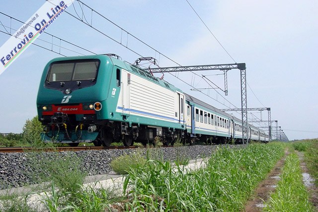 L'IR 2262 Bologna C.le - Brennero in transito nei pressi di Buttapietra in una calda giornata d'estate.