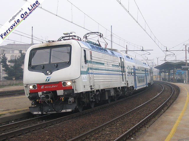 La E.464.241 in livrea Vivalto a Milano Lambrate. Questo è uno dei rari casi in cui la macchina con questa livrea è al traino delle vetture per cui è stata pellicolata.