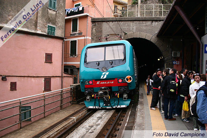 Anche nelle splendide Cinque Terre, in Liguria, le E.464 sono una presenza ormai abituale. La E.464.218 ha da poco lasciato Vernazza diretta a Monterosso e Sestri Levante.