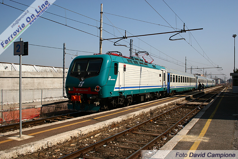 Nella vecchia stazione di Tor Sapienza, ora chiusa e trasferita di circa un chilometro per far posto alla linea Alta Velocità per Napoli, la E.464.230 effettua un servizio della FR2 Tivoli - Roma Tiburtina con una composizione di carrozze UIC-X, inconsueta su questa linea.
