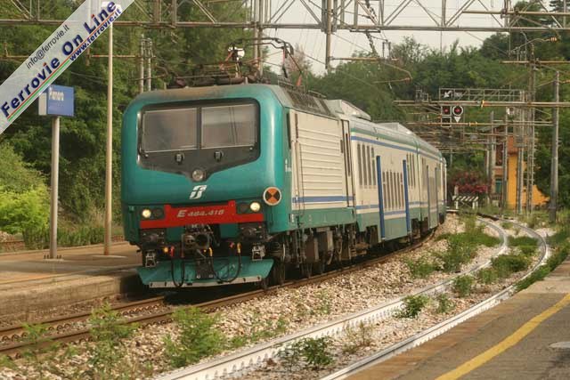 Anche sulla Direttissima degli Appennini Bologna - Prato i treni a materiale ordinario sono ad appannaggio delle E.464. Qui la E.464.416 al traino di un Regionale per Prato