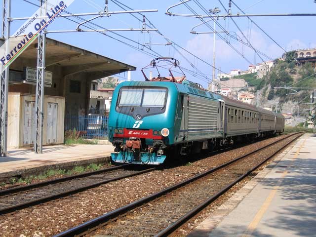 Anche l'estrema punta dello stivale vede le E.464 sui propri binari. Qui la E.464.135 nella caratteristica località di Scilla, in provincia di Reggio Calabria, in spinta a un Regionale per Cosenza.