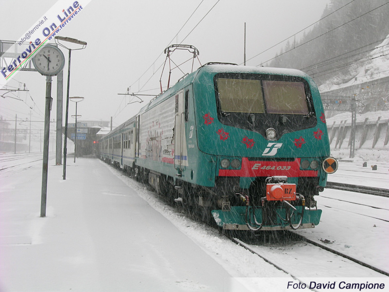 Sotto una fitta nevicata la E.464.033 si appresta a lasciare la stazione di Brennero alla volta di Bolzano.