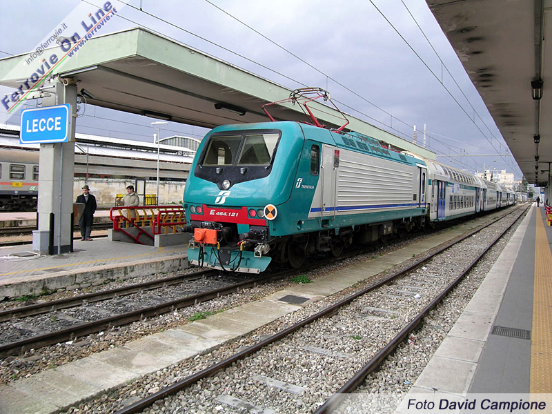 Da un capo all'altro d'Italia qui troviamo la E.464.121 a Lecce con un servizio Regionale per Bari.