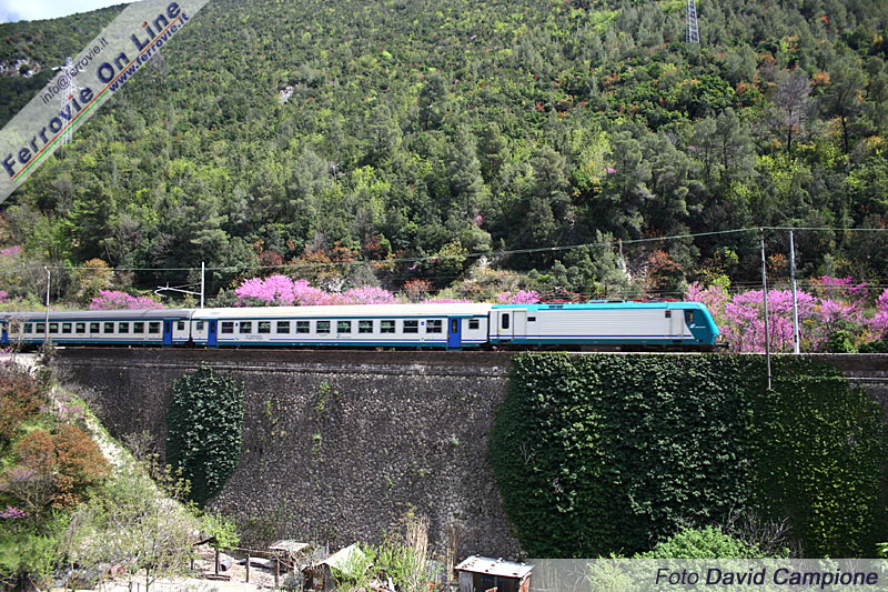 Anche i Regionali Ancona - Roma sono appannaggio delle E.464. Qui ne vediamo una in corsa tra Giuncano e Terni.