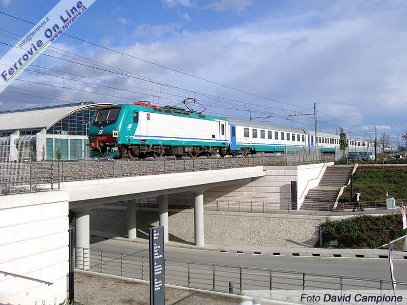 La E.464.049 in transito presso la fermata di Rimini Fiera, sulla linea Adriatica.