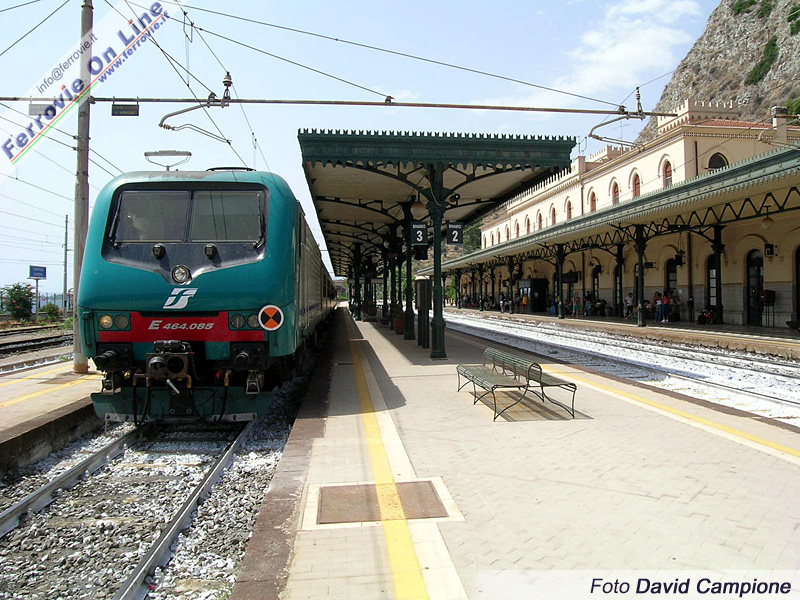 Le E.464 hanno da tempo superato lo Stretto. Qui a Taormina al traino di un Regionale per Messina.