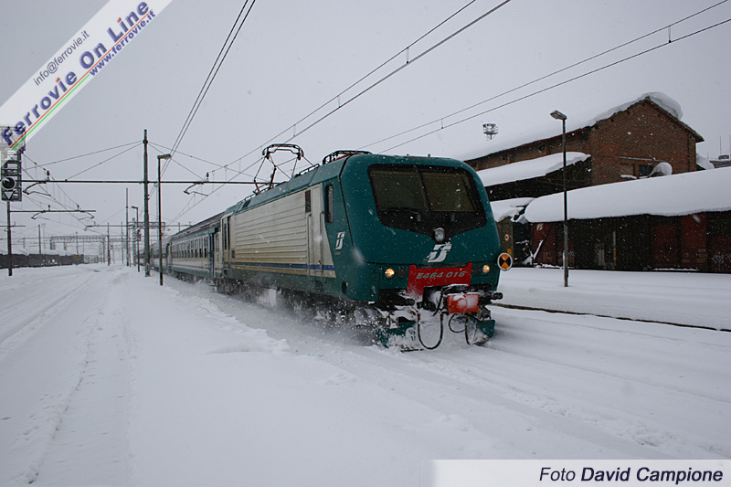 La E.464.016 in arrivo a fabriano durante la nevicata che ha interessato l'entroterra marchigiano nel gennaio 2005.