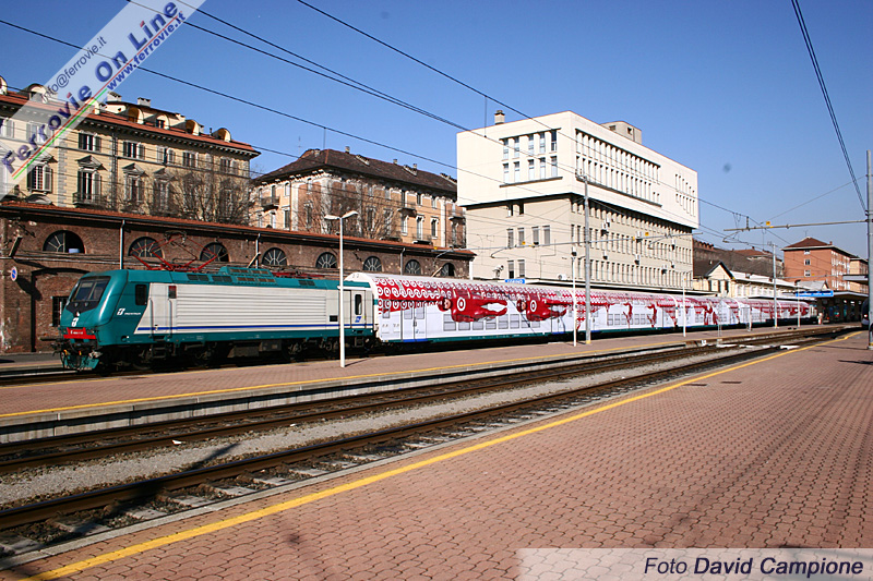 Le E.464 sono state protagoniste anche dei servizi ferroviari durante le Olimpiadi invernali di Torino 2006. Qui in doppia simmetrica la E.464.110 la E.464.202 con una composizione di carrozze doppio piano nella speciale livrea olimpica.