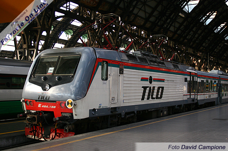 E.464.198 in livrea TILO, nella stazione Centrale di Milano