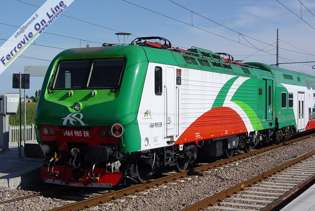 E.464.905 FER, nella sgargiante (e controversa) livrea ispirata ai colori della Regione Emilia-Romagna, qui a Poggio Rusco (MN) impegnata nel servizio periodico estivo "Freccia Orobica".