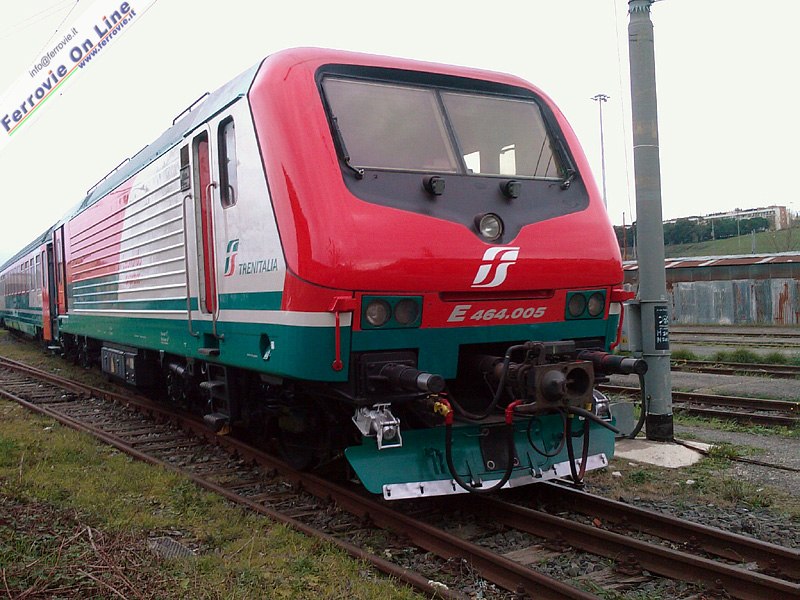 La E.464.005 nella nuova livrea del Leonardo Express ripresa a Roma Smistamento.