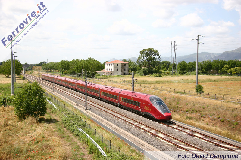 I treni di NTV attraversano la Penisola da Torino a Salerno e da Roma a Venezia. Nei pressi di Castrocielo, sulla linea ad Alta Velocità, un Italo è ripreso in corsa verso Napoli.