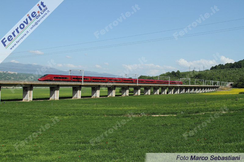 A nord di Roma, nella verde campagna di Ponzano, un Italo sfila su un viadotto della Direttissima verso la Capitale.