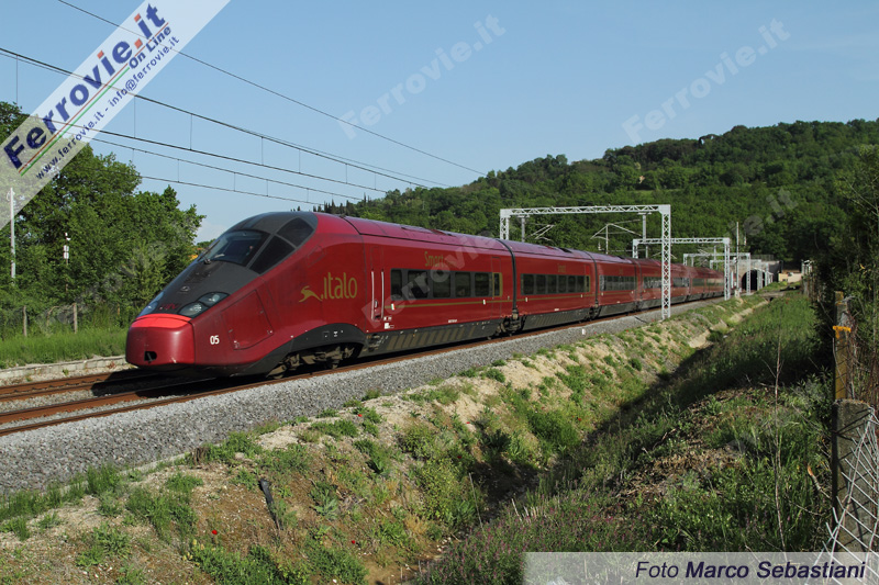 Alcuni chilometri più a nord, il treno n.5 appena uscito dalla galleria di Orte viaggia verso Firenze.